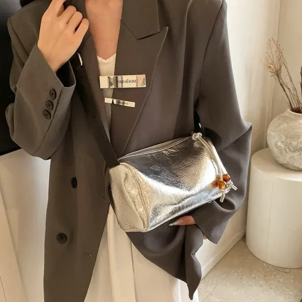 Sac à main doré brillant chic