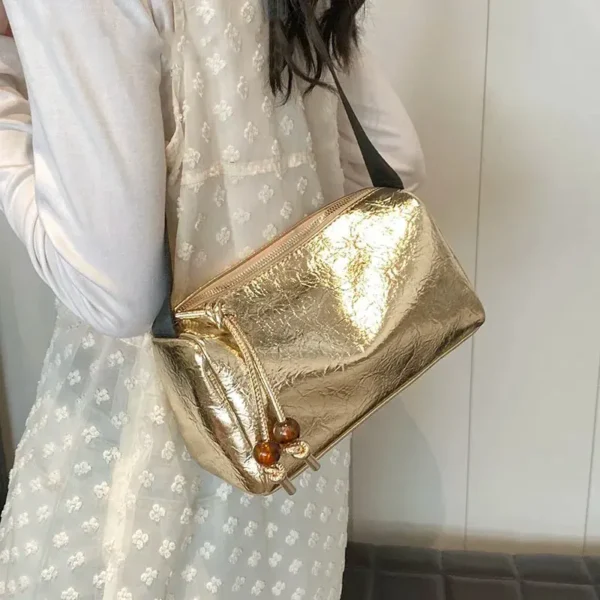 Sac à main doré brillant chic et élégant