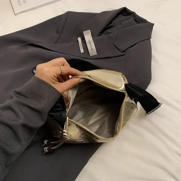 Sac à main doré brillant pratique
