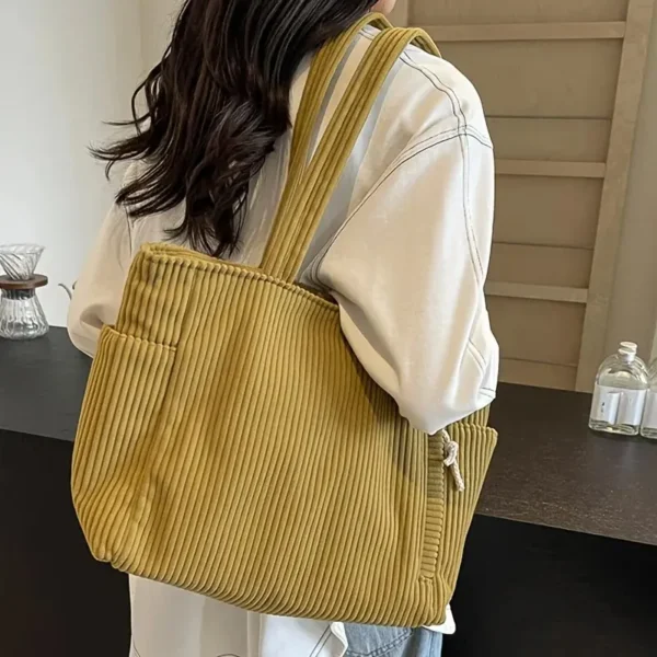 Sac à main jaune en velours à la mode
