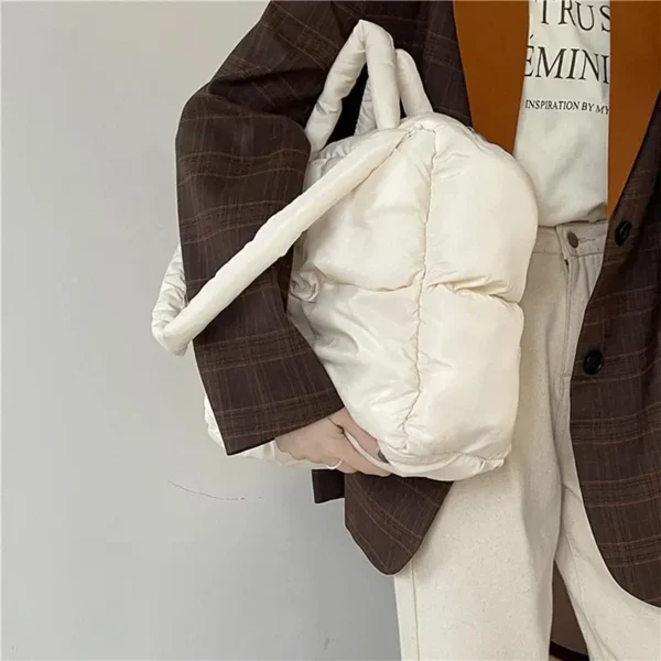 Sac à main rose matelassé deux façons de le porter