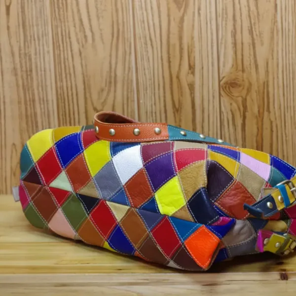 Grand sac à main multicolore vu du dessous
