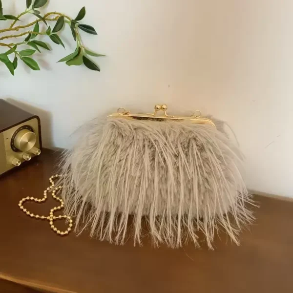 Petit sac à main élégant sur un meuble