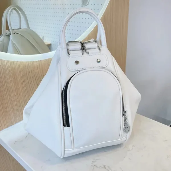 Sac à dos à main en cuir réglable sur table