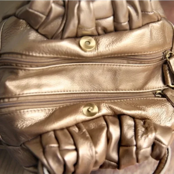 Sac à main femme brillant en cuir souple details