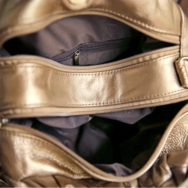 Sac à main femme brillant en cuir souple fermeture ouvert