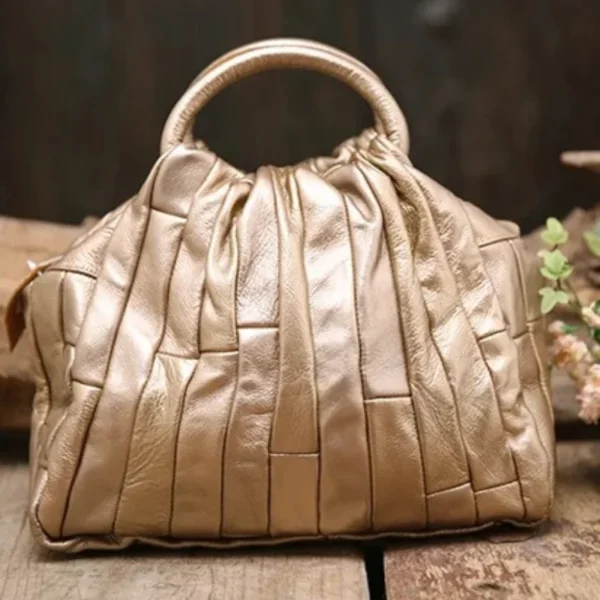 Sac à main femme brillant en cuir souple sur table