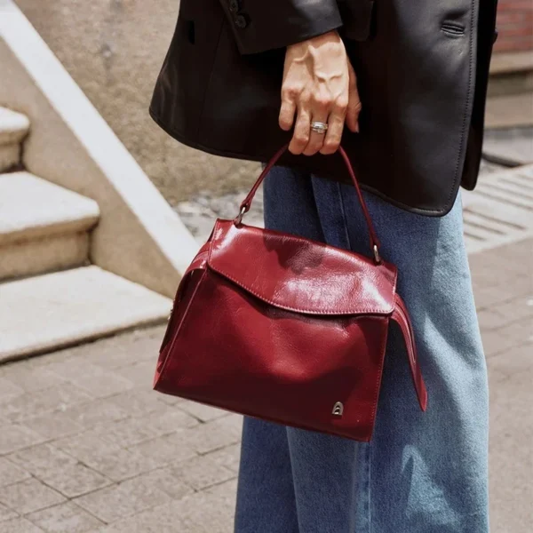 Sac à main femme en cuir souple dans la rue