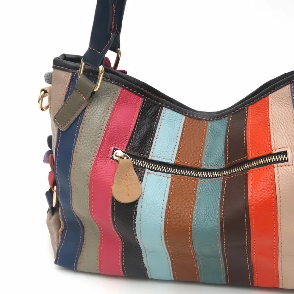 Sac à main vintage fleuri derrière