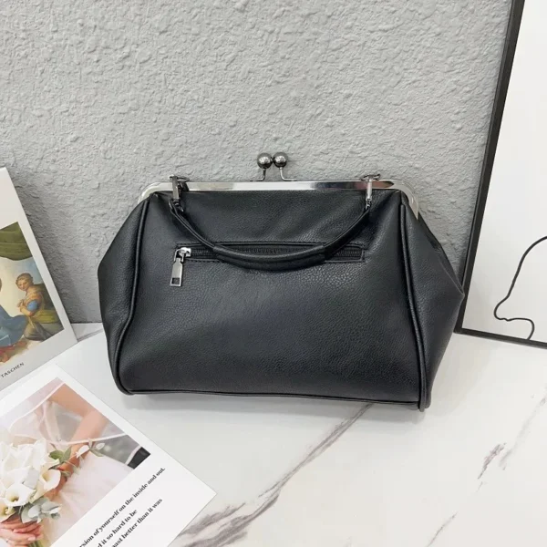 Sac à main vintage noir tête de mort derrière