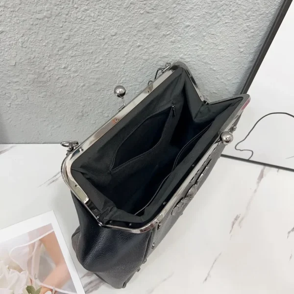 Sac à main vintage noir tête de mort ouverte